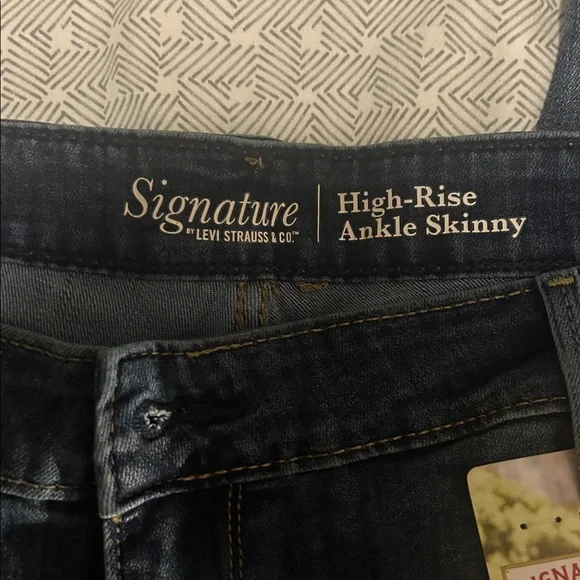 Levi's Signature Stretch Hi Rise Ankle Denim Jeans- 22S NWT - Picture 4 of 6